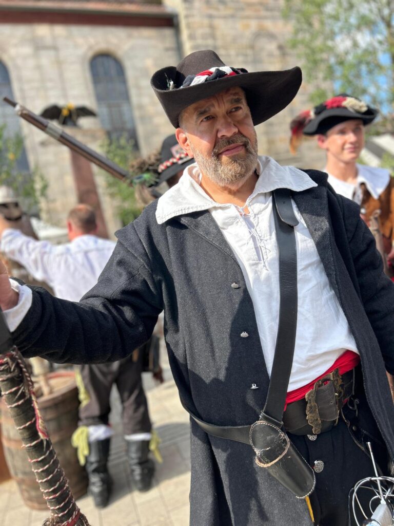 Standarte in der Rechten Hand