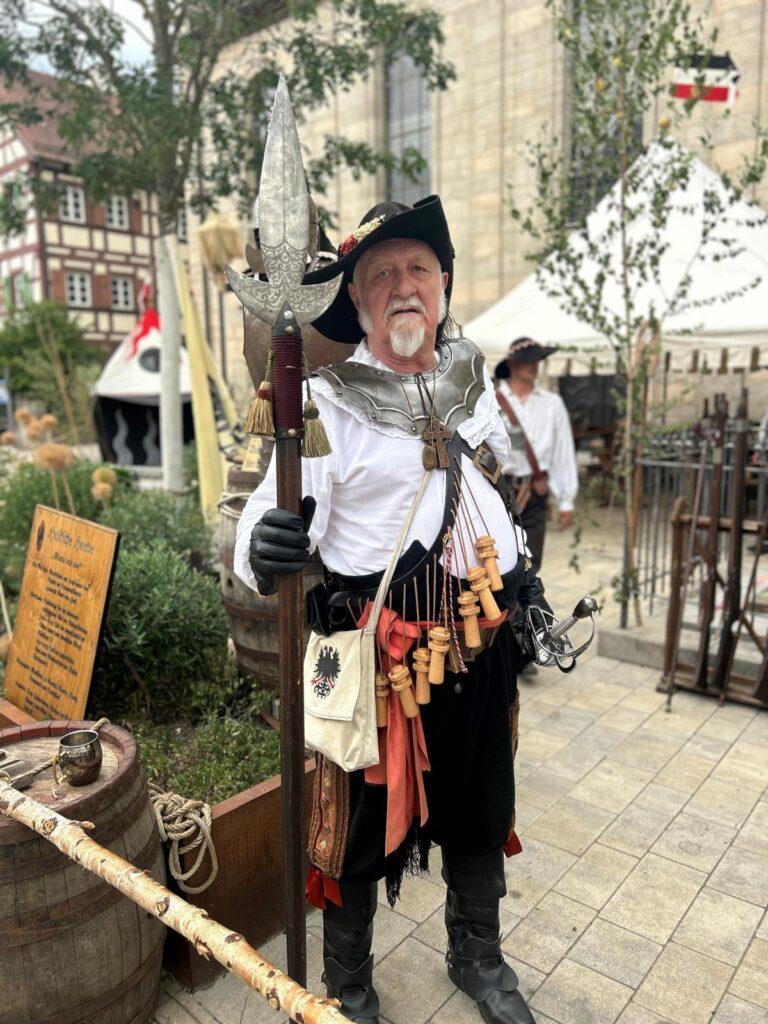 Lageroffizier steht Wache