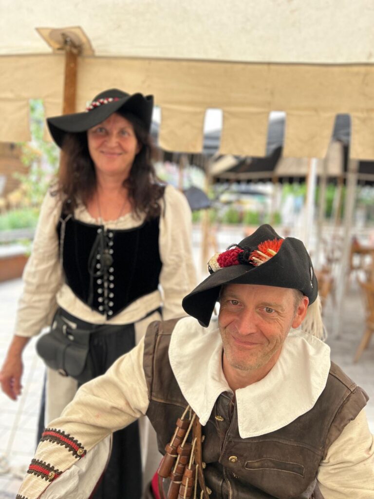 Der Soldat nimmt seine Ganze Familie auf Wanderschaft