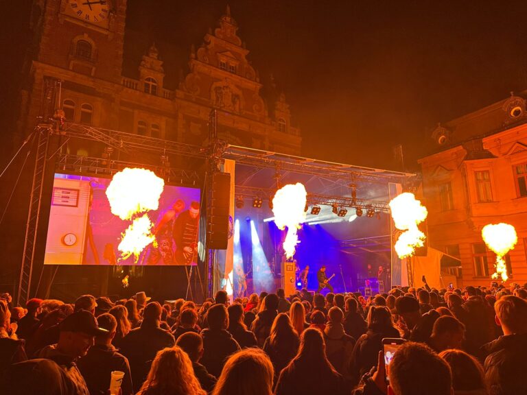 Abendliche Band mit Feuershow