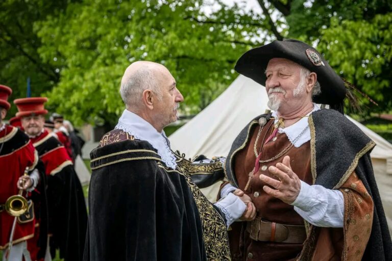 Lageroffizier begrüßt den Feldherren im Lager