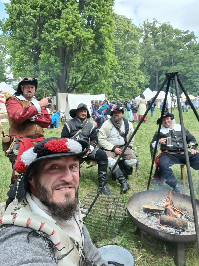 Gute Laune am Feuer