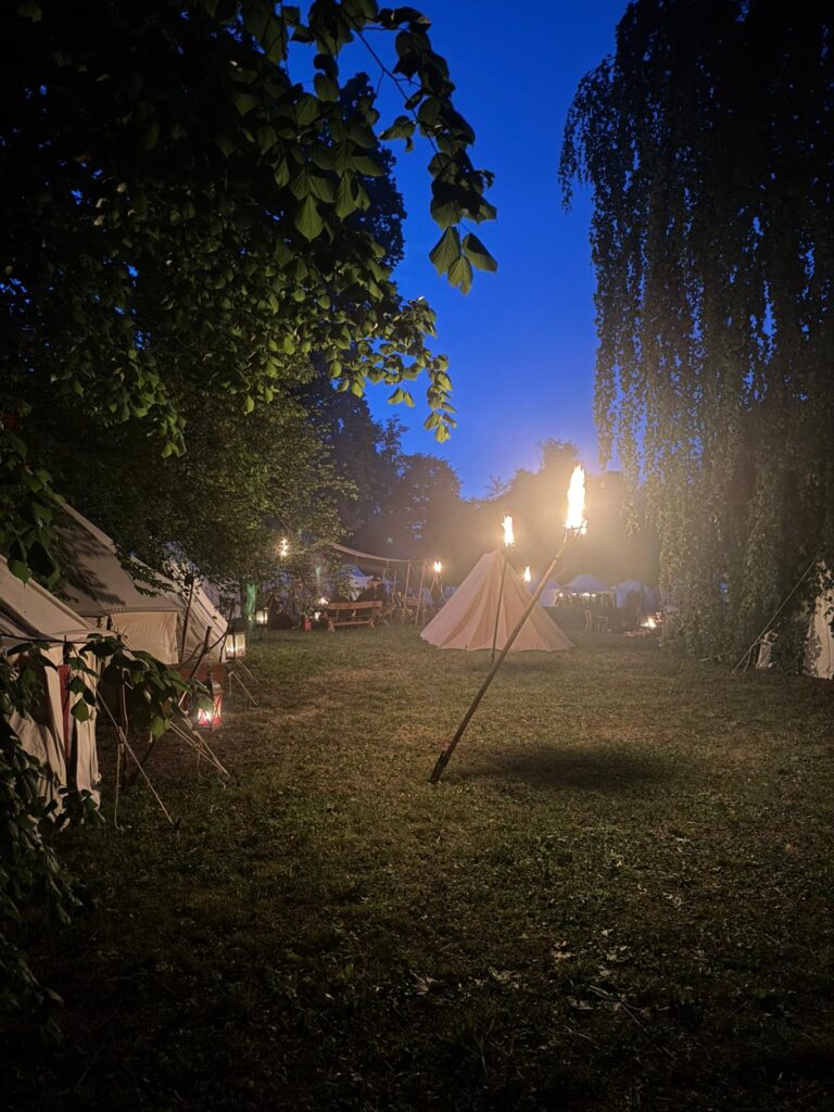 Lager bei Nacht
